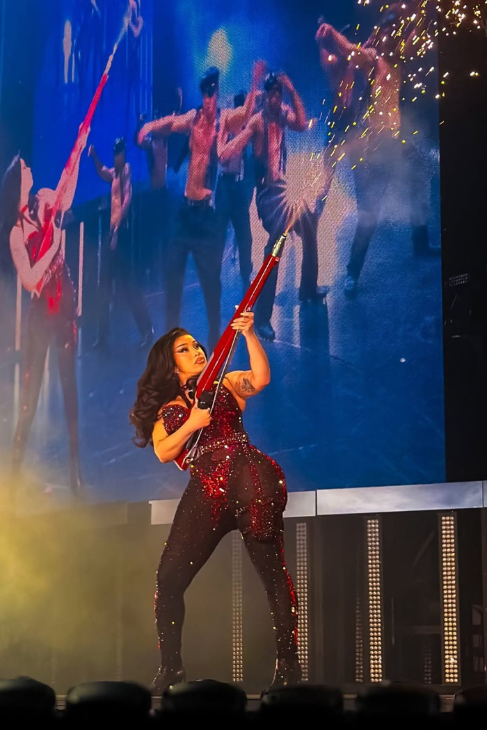 Cardi B vừa có màn tái xuất ngoạn mục với hình ảnh đầy quyền lực tại 'Little Miss Drama Tour'.