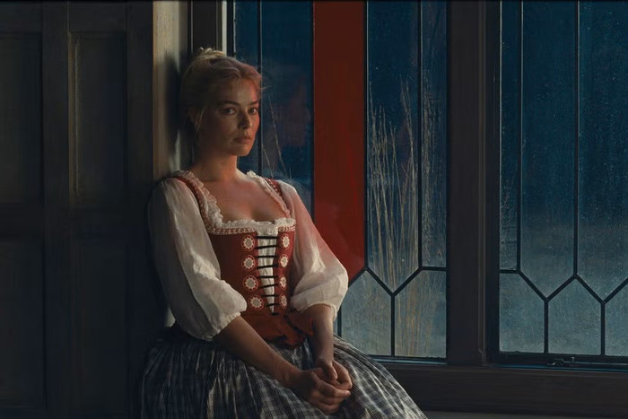 Margot Robbie trong vai Cathy Earnshaw xuất hiện với bảng màu đỏ ruby và đỏ rượu vang.