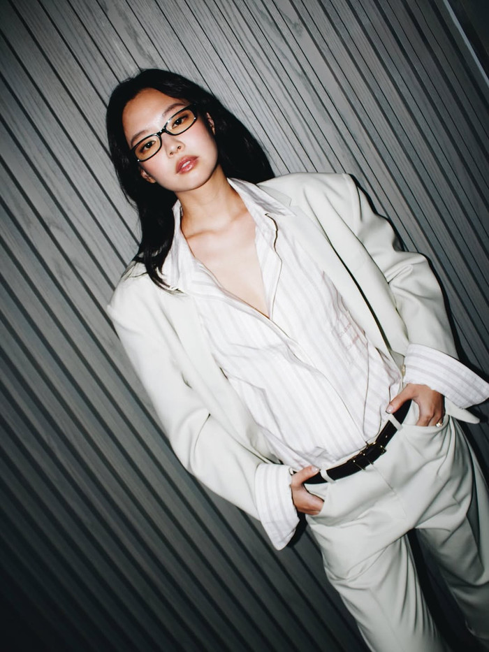 Jennie mang đến vẻ đẹp của nữ CEO quyền lực. Ảnh: FBNV