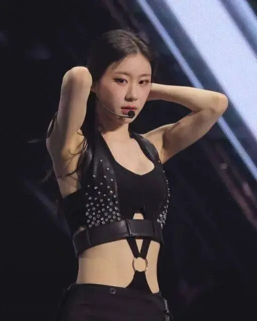 Nữ ca sĩ bị tuột dây áo, suýt gặp sự cố hớ hênh khiến khán giả 'thót tim' Ảnh 6