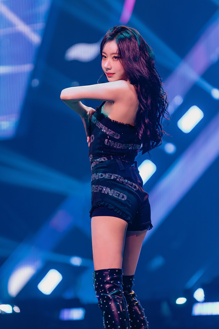 Nữ ca sĩ bị tuột dây áo, suýt gặp sự cố hớ hênh khiến khán giả 'thót tim' Ảnh 7