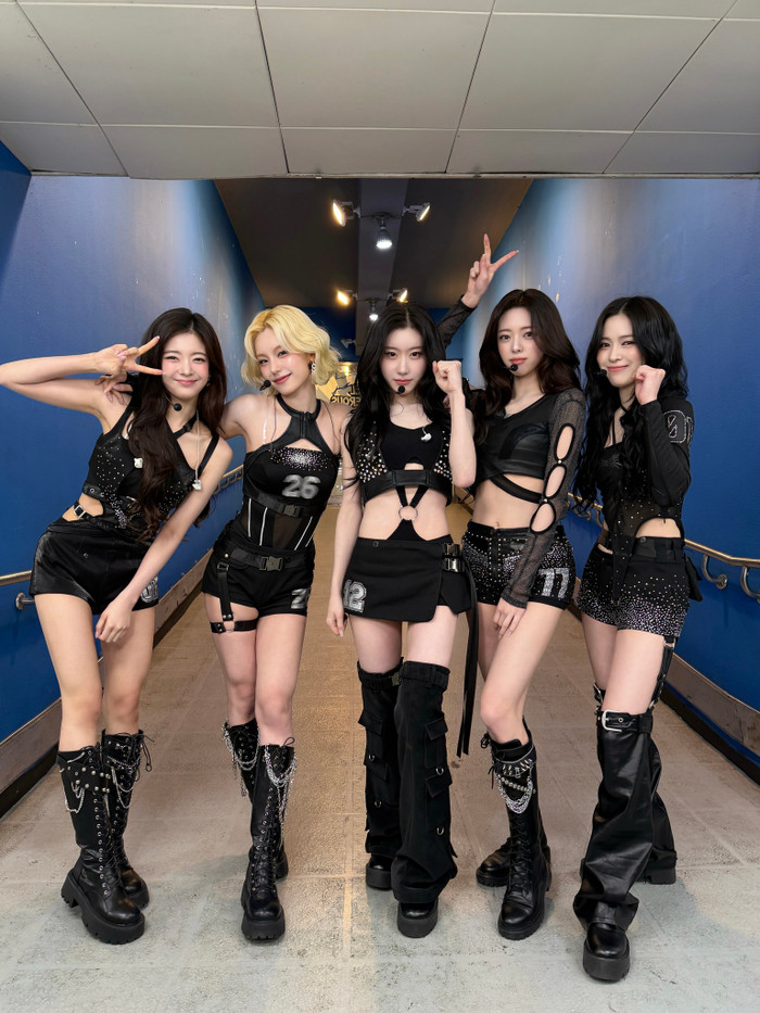 Nữ ca sĩ bị tuột dây áo, suýt gặp sự cố hớ hênh khiến khán giả 'thót tim' Ảnh 1