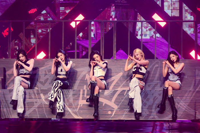 Nữ ca sĩ bị tuột dây áo, suýt gặp sự cố hớ hênh khiến khán giả 'thót tim' Ảnh 9