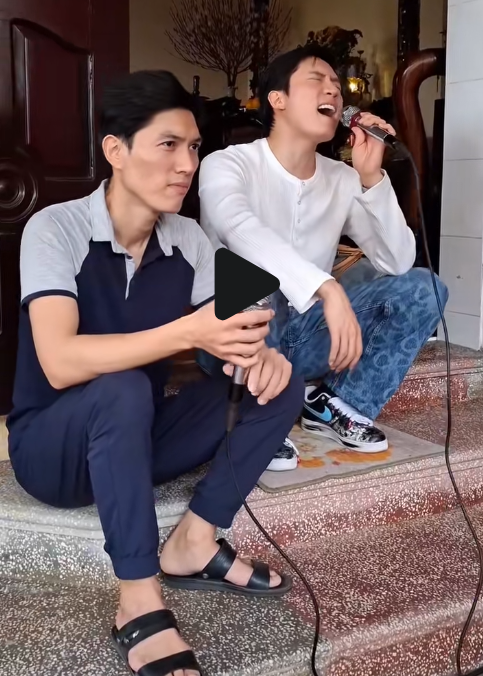Anh Tú hát karaoke cùng anh ruột, hóa ra hát hay là 'gen di truyền' Ảnh 1