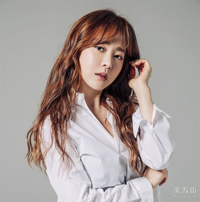 Dù không còn hoạt động trong vai trò thần tượng, Yoo So Young vẫn duy trì sức hút nhất định nhờ vẻ ngoài nổi bật.