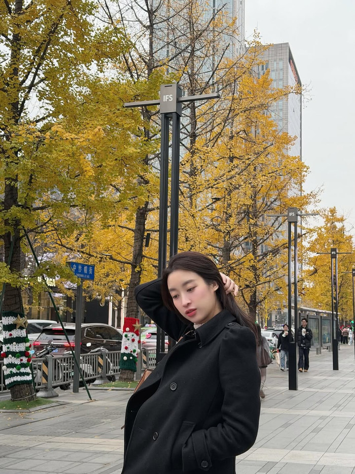 Đỗ Mỹ Linh lựa chọn diện trang phục rộng, những góc chụp che vóc dáng hiện tại. Ảnh: FBNV