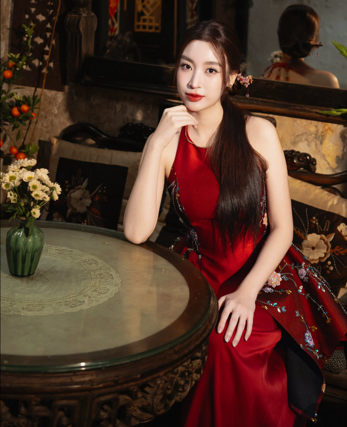 Đỗ Mỹ Linh phô trọn nhan sắc xinh đẹp khi diện trang phục màu đỏ. Ảnh: FBNV