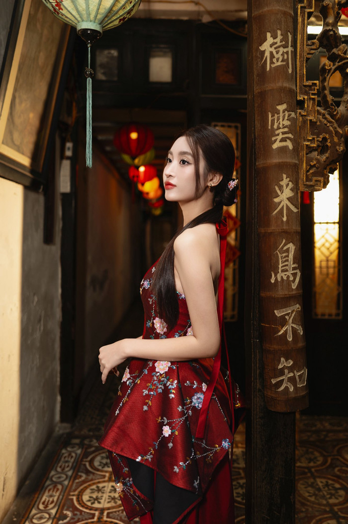 Bộ đồ của Đỗ Mỹ Linh có phần trên là áo yếm, được thiết kế cầu kỳ, đẹp mắt. Ảnh: FBNV