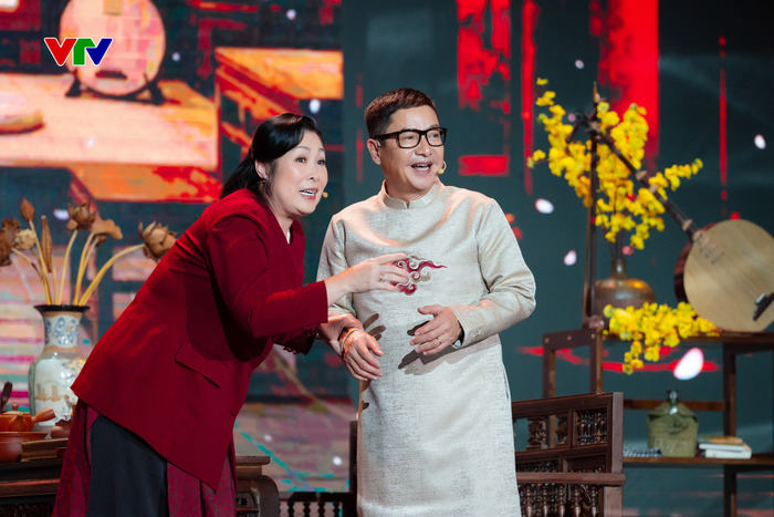 Nghệ sĩ Hồng Vân và NSƯT Chí Trung xuất hiện tại chương trình thay thế Táo Quân vào đêm Giao thừa. Ảnh: VTV