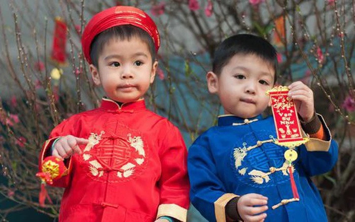 Sáng mồng 1 Tết, trao nhau những phong bao lì xì vừa gắn kết gia đình, vừa tiếp nối truyền thống tốt đẹp.