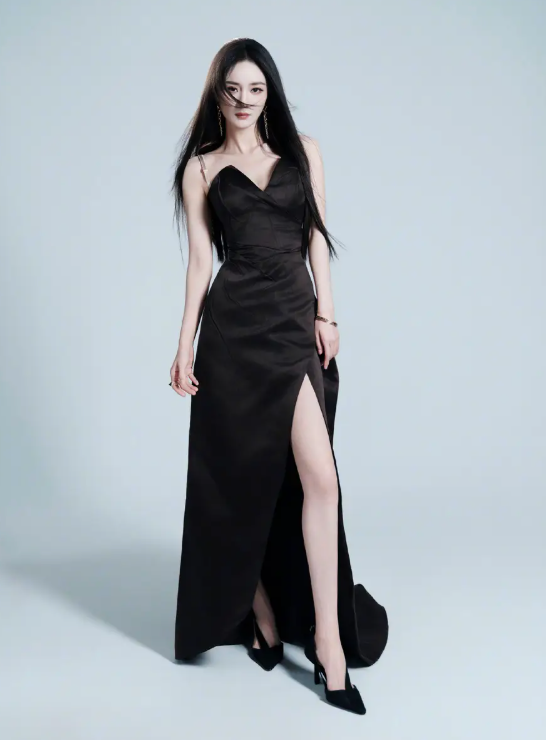Dương Mịch kết hợp váy đen với giày cao gót cùng tông, trang sức tiết chế và kiểu tóc dài buông tự nhiên.