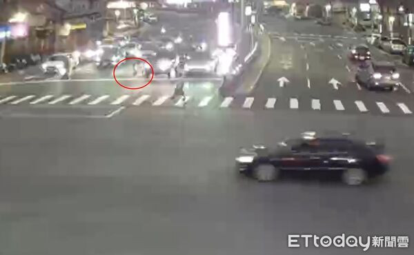 Người cha đuổi con gái 4 tuổi xuống xe giữa đường trong đêm giao thừa, lý do gây xôn xao Ảnh 1