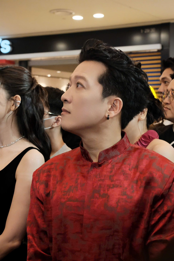 Trường Giang lộ rõ sự vui mừng khi báo tin mừng về phim điện ảnh đầu tay. Ảnh: FBNV