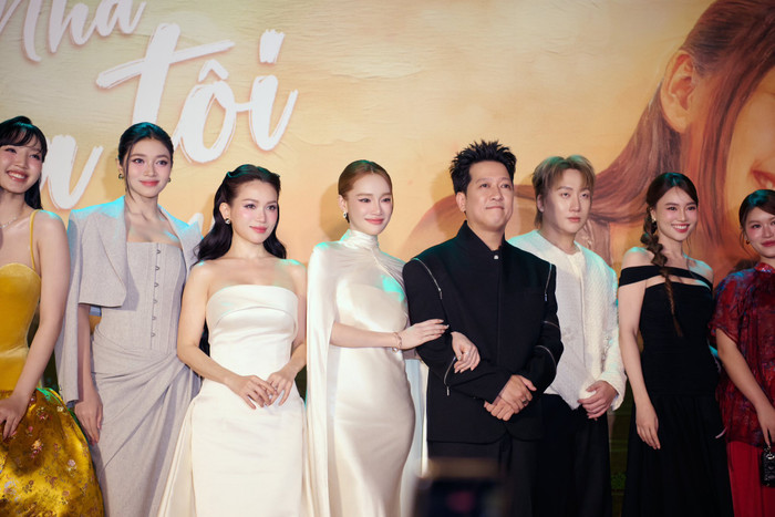 Trường Giang được Nhã Phương, nhiều đồng nghiệp, bạn bè thân thiết trong giới showbiz công khai ủng hộ bộ phim điện ảnh đầu tay. Ảnh: FBNV