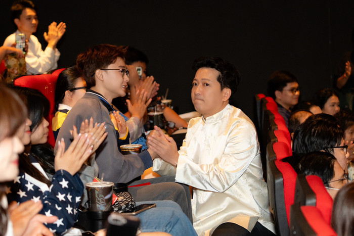 Trường Giang xúc động nắm chặt tay khán giả khi cùng ê-kíp đến các cụm rạp. Ảnh: FBNV