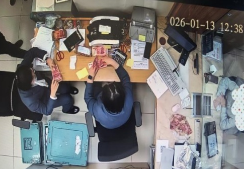 Giấu 759 triệu đồng tiền mặt dưới bồn rửa, cụ ông suýt mất trắng vì lý do không ngờ Ảnh 1