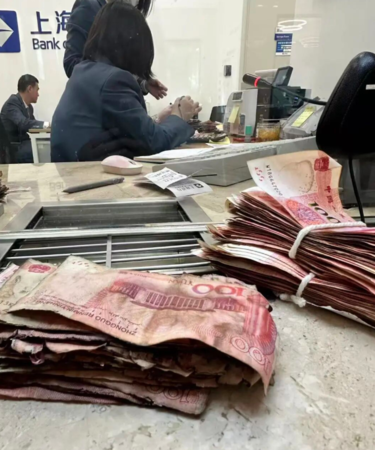 Giấu 759 triệu đồng tiền mặt dưới bồn rửa, cụ ông suýt mất trắng vì lý do không ngờ Ảnh 2