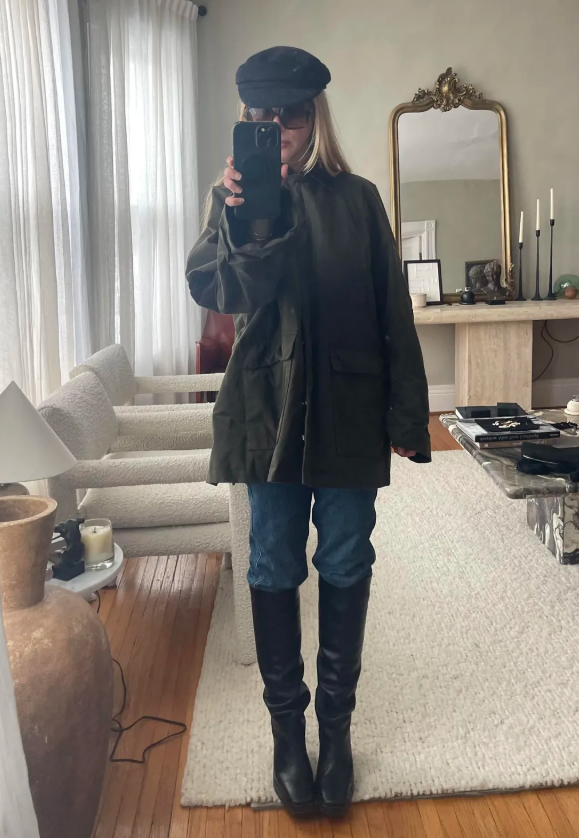 Kết hợp giữa áo khoác nông trại và quần jeans, cùng với bốt cao đến đầu gối. Ảnh: Kerry Pieri