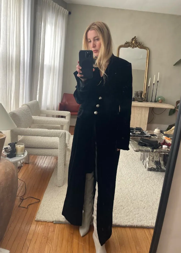 Chiếc áo khoác nhung đen dáng dài thướt tha phối cùng đôi bốt tông sáng. Ảnh: Kerry Pieri