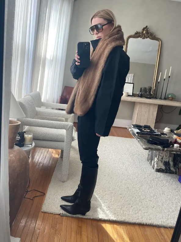 Đây là bản phối mang tinh thần thể thao rõ nét nhất khi dung hòa được vẻ thanh lịch tổng thể với chút năng động từ chiếc áo khoác gió. Ảnh: Kerry Pieri