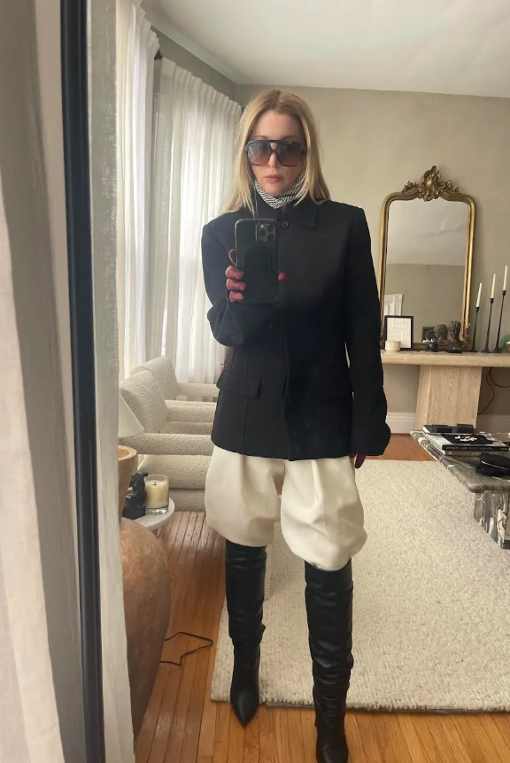 Cách xử lý bảng màu đen trắng trở nên ấn tượng hơn khi kết hợp quần ống rộng với áo khoác cắt may ôm gọn. Điểm xuyết bằng găng tay da màu đỏ rượu vang giúp tổng thể thêm sắc độ và chiều sâu. Ảnh: Kerry Pieri