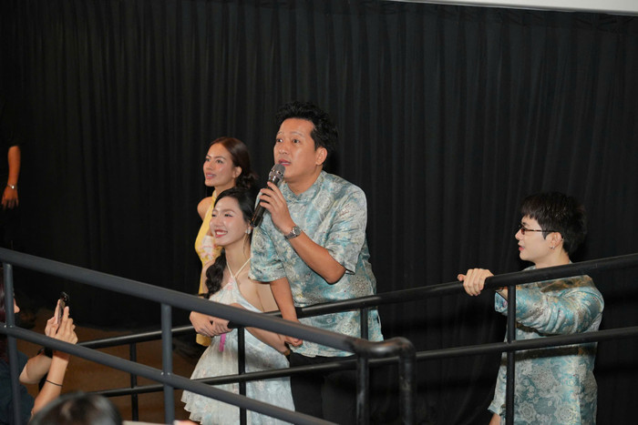 Trường Giang cùng dàn diễn viên phim trong buổi giao lưu với khán giả tại rạp phim.