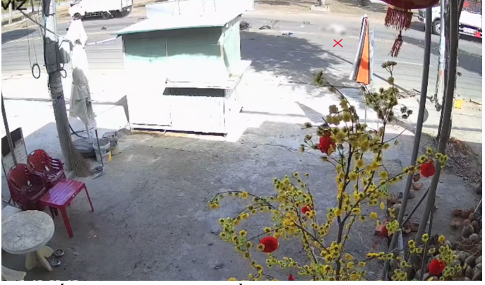 Cú giật mạnh khiến bà H. ngã ra phần đường và bị xe tải lưu thông ngược chiều gây tử vong tại chỗ (ảnh từ camera hộ dân ghi lại)&nbsp;