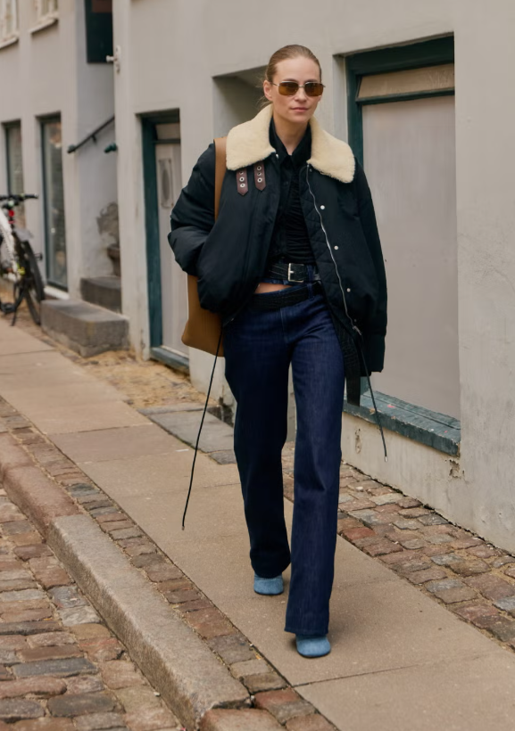 Giày búp bê denim và giày Mary Jane bằng denim mang lại cảm giác thoải mái rất riêng, vừa mềm mại vừa phóng khoáng. Chúng dễ dàng nâng tầm combo quần jeans áo phông cơ bản, làm mới những chiếc váy maxi vải poplin bay bổng, thậm chí trở thành điểm nhấn thú vị cho set đồ công sở chỉn chu. Và nếu phần mũi giày có lỡ trầy xước một chút thì cũng chẳng sao, bởi chất liệu này sinh ra để được đồng hành mỗi ngày, giống như chiếc quần jeans rách càng mặc càng có cá tính. Ảnh: Elle