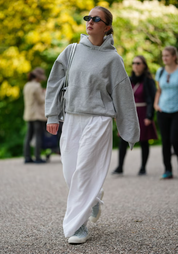 Những đôi giày bóng đá dáng thon gọn và sneaker chạy bộ cổ điển đã thống trị phong cách đường phố suốt nhiều năm, nhưng mùa này, chất liệu denim mang đến cho chúng diện mạo mới mẻ và cá tính hơn. Các thiết kế như Nike LD-1000 SE hay Marc Jacobs 72 Spring Denim Sneakers tạo nên điểm nhấn bất ngờ cho những set đồ thể thao thường ngày, đồng thời vẫn đủ linh hoạt để xuất hiện trong môi trường công sở theo phong cách thoải mái, năng động. Ảnh: Elle