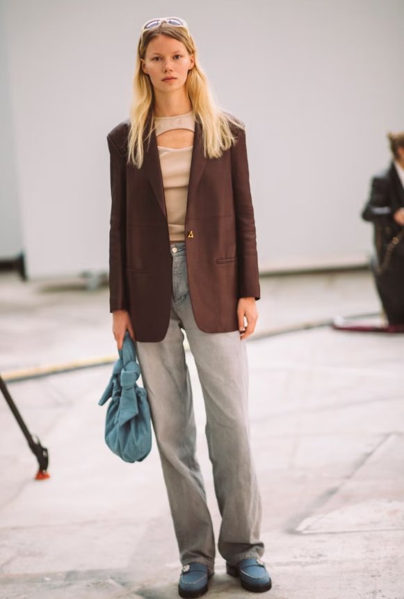 Quần jeans không phải là biểu tượng tiêu biểu của phong cách preppy, nhưng chính sự kết hợp bất ngờ ấy lại làm nổi bật sức hút của những đôi giày lười denim mùa xuân này. Từ giày thuyền patchwork của Sperry đến mẫu Astaire của Bottega Veneta, các thiết kế kinh điển được tái hiện trên nền denim tạo nên cảm giác trẻ trung và linh hoạt, đủ sức làm mới những bộ sơ mi và quần tây cơ bản vốn đã quen thuộc trong tủ đồ nhiều mùa qua. Ảnh: Elle