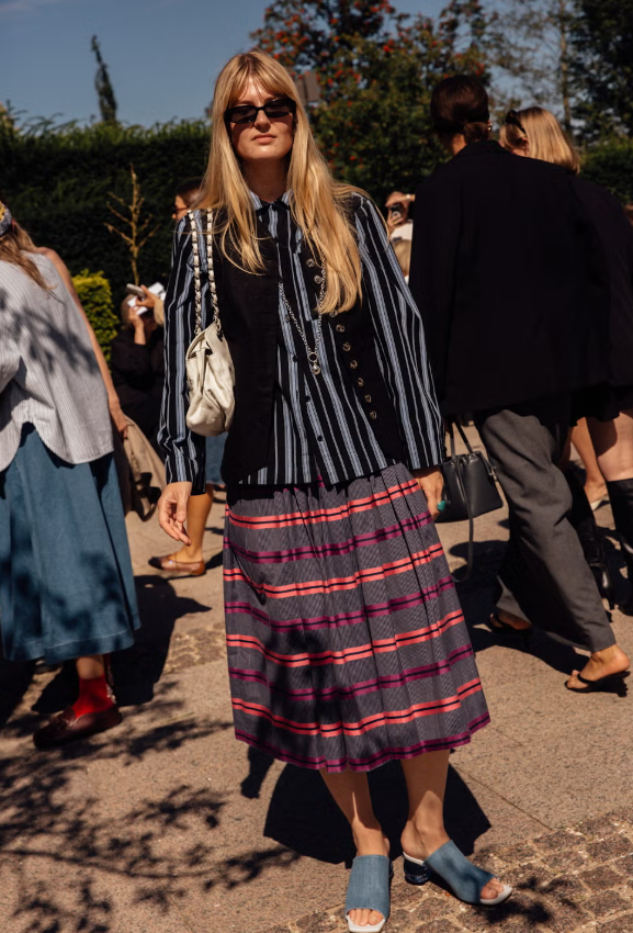 Denim đang chứng minh sức biến hóa khi xuất hiện trên những đôi cao gót đầy nữ tính, tạo nên sự giao thoa thú vị giữa nét mềm mại và tinh thần bụi bặm. Từ giày mũi nhọn sắc sảo đến kiểu bít mũi gót thấp thanh lịch, chất liệu quen thuộc này mang lại cảm giác mới mẻ cho cả những bản phối tối giản nhất. Các thương hiệu như L'Agence và Loewe còn tinh tế đưa vào thiết kế những chi tiết đặc trưng của quần jeans như khoen kim loại, đai quần hay đường chỉ khâu tương phản, khiến mỗi đôi giày vừa thời thượng vừa đậm dấu ấn cá tính. Ảnh: Elle