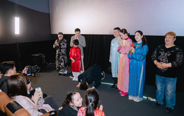 Khoảnh khắc Tổng giám đốc Lotte Entertainment Vietnam, đơn vị phát hành của phim Mùi Phở quỳ gối trước khán giả.