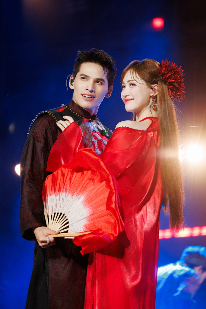 Hòa Minzy từng làm khách mời trong live concert của Quốc Thiên hồi năm 2025.