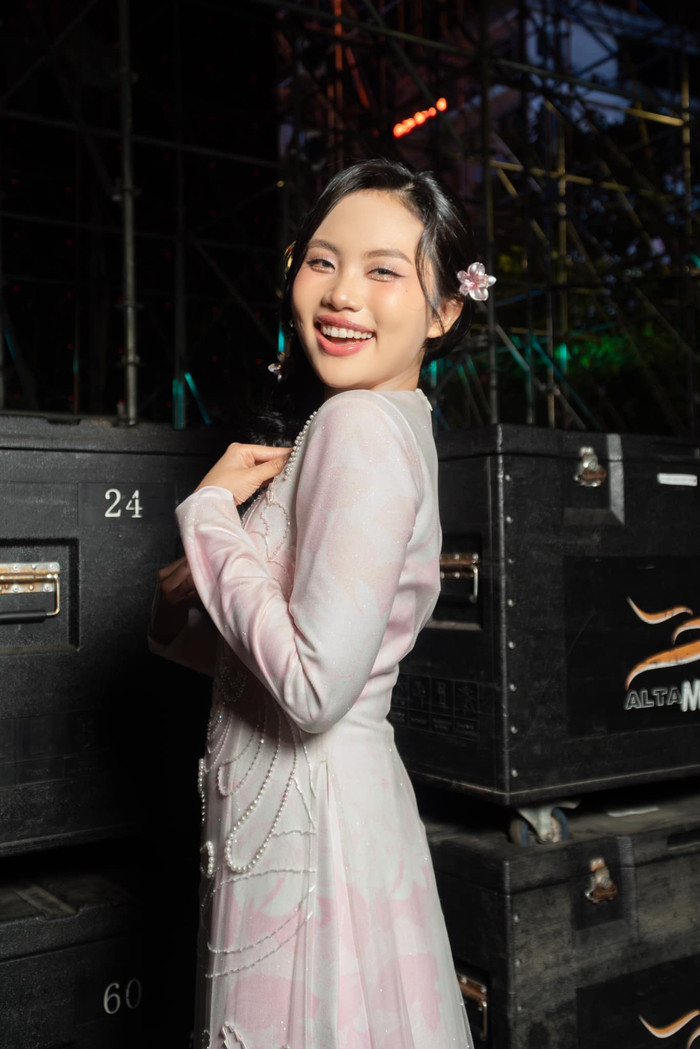 Phương Mỹ Chi cho thấy cô không chỉ trưởng thành trong âm nhạc mà còn ngày càng vững vàng trong cách xử lý tình huống ngoài ý muốn.&nbsp;