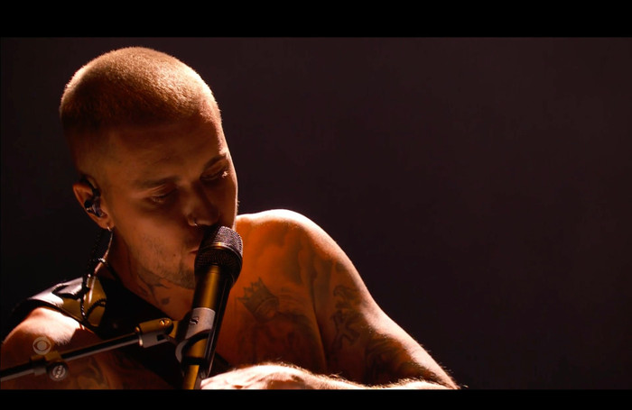 Justin Bieber 'gây sốc' khi mặc quần đùi lên sân khấu Grammy Ảnh 1