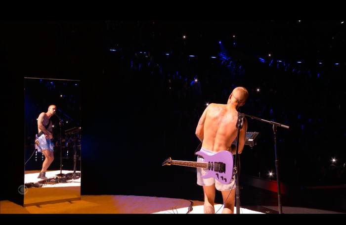 Justin Bieber 'gây sốc' khi mặc quần đùi lên sân khấu Grammy Ảnh 2