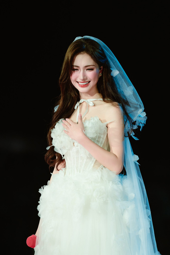 Việc đăng liên tục trong khoảng thời gian ngắn khiến lượt tương tác của Hòa Minzy bị ảnh hưởng rõ rệt. Ảnh: FBNV