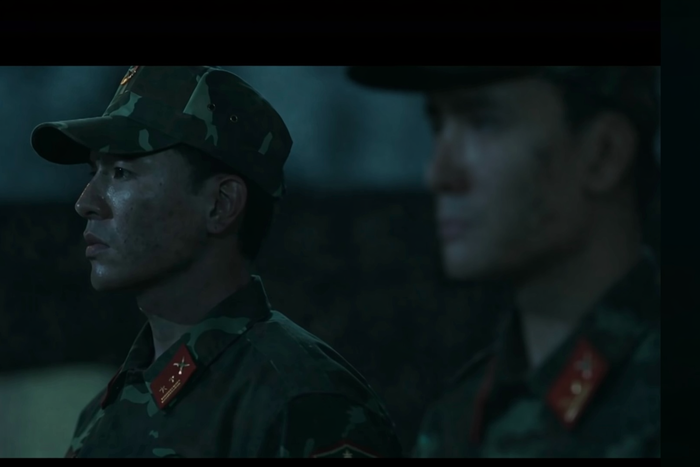 Minh Kiên của Steven Nguyễn xuất hiện với vẻ ngoài bụi bặm nhưng vẫn rất thu hút trong tập 1 của Không Giới Hạn