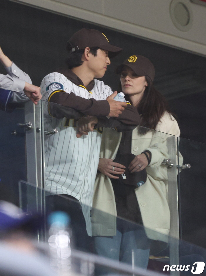 Vợ chồng Song Joong Ki lựa chọn giữ kín hai con nhỏ. Ảnh: News1