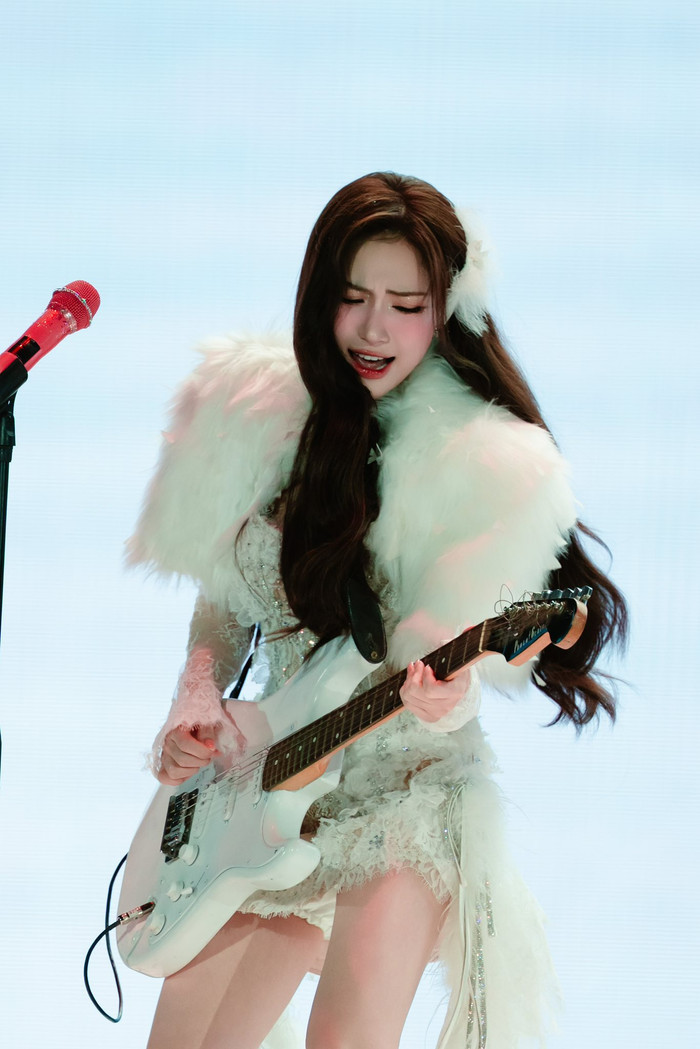 Những dòng chia sẻ này thể hiện rõ niềm xúc động, sự tự hào và tinh thần biết ơn của Hòa Minzy (Ảnh: FBNV).