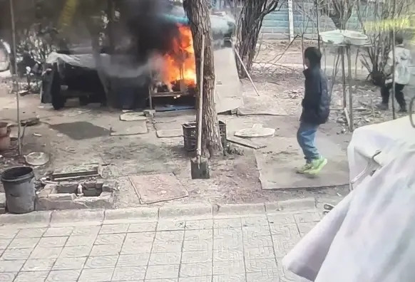 Lồng nuôi chó bốc cháy dữ dội khiến người chủ đau xót, kiểm tra camera thì mới rõ sự thật Ảnh 2