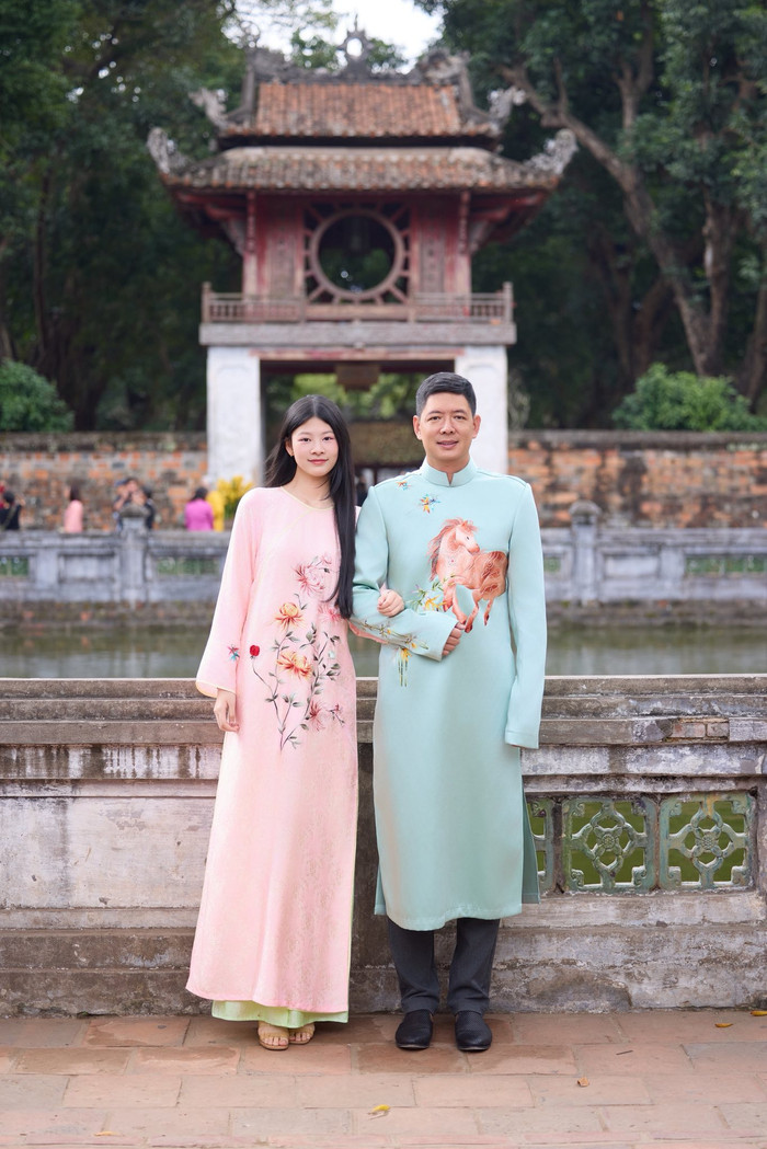 Bình Minh chụp ảnh bên con gái (Ảnh: FBNV).