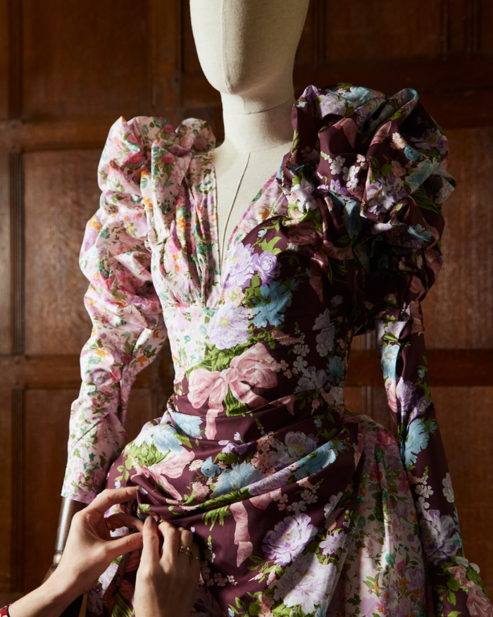 Phong cách Bridgerton được Liberty Fabrics mang đến qua những thước vải họa tiết hoa lá. Ảnh: Netflix