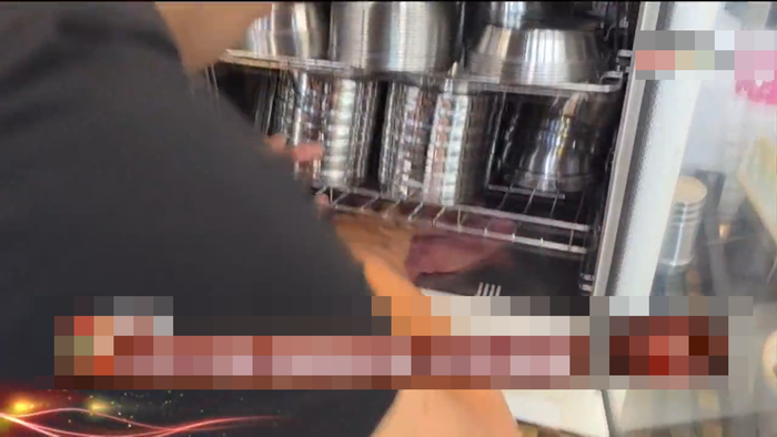 Người phụ nữ dùng chén trong quán ăn cạo gió cho con, cộng đồng mạng bức xúc Ảnh 2