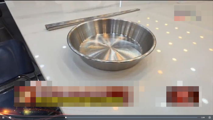 Người phụ nữ dùng chén trong quán ăn cạo gió cho con, cộng đồng mạng bức xúc Ảnh 4