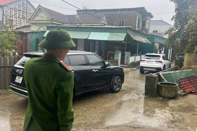 Lực lượng chức năng có mặt ở hiện trường để giải quyết vụ việc. Ảnh: TTO