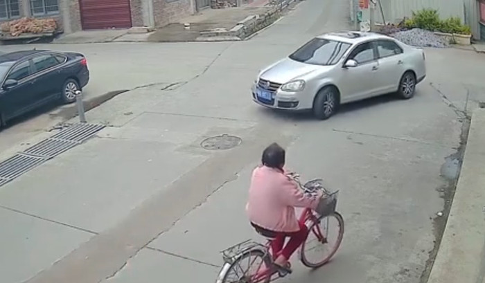 Giúp người phụ nữ bị ngã xe, hai nữ sinh bị đòi bồi thường 780 triệu đồng gây phẫn nộ Ảnh 1