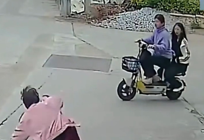 Giúp người phụ nữ bị ngã xe, hai nữ sinh bị đòi bồi thường 780 triệu đồng gây phẫn nộ Ảnh 2