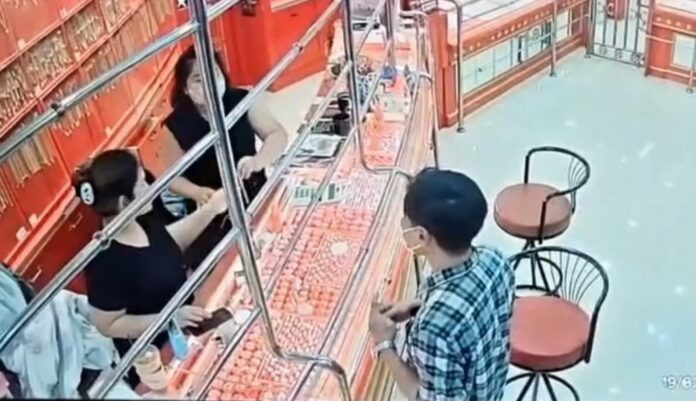 Đi mua vàng đầu năm, nam thanh niên khiến chủ tiệm báo cảnh sát khẩn Ảnh 2
