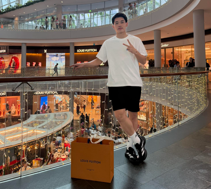 Gần đây, tiền đạo Đình Bắc thường xuyên sử dụng đôi giày thể thao trị giá 4 triệu đồng.&nbsp;